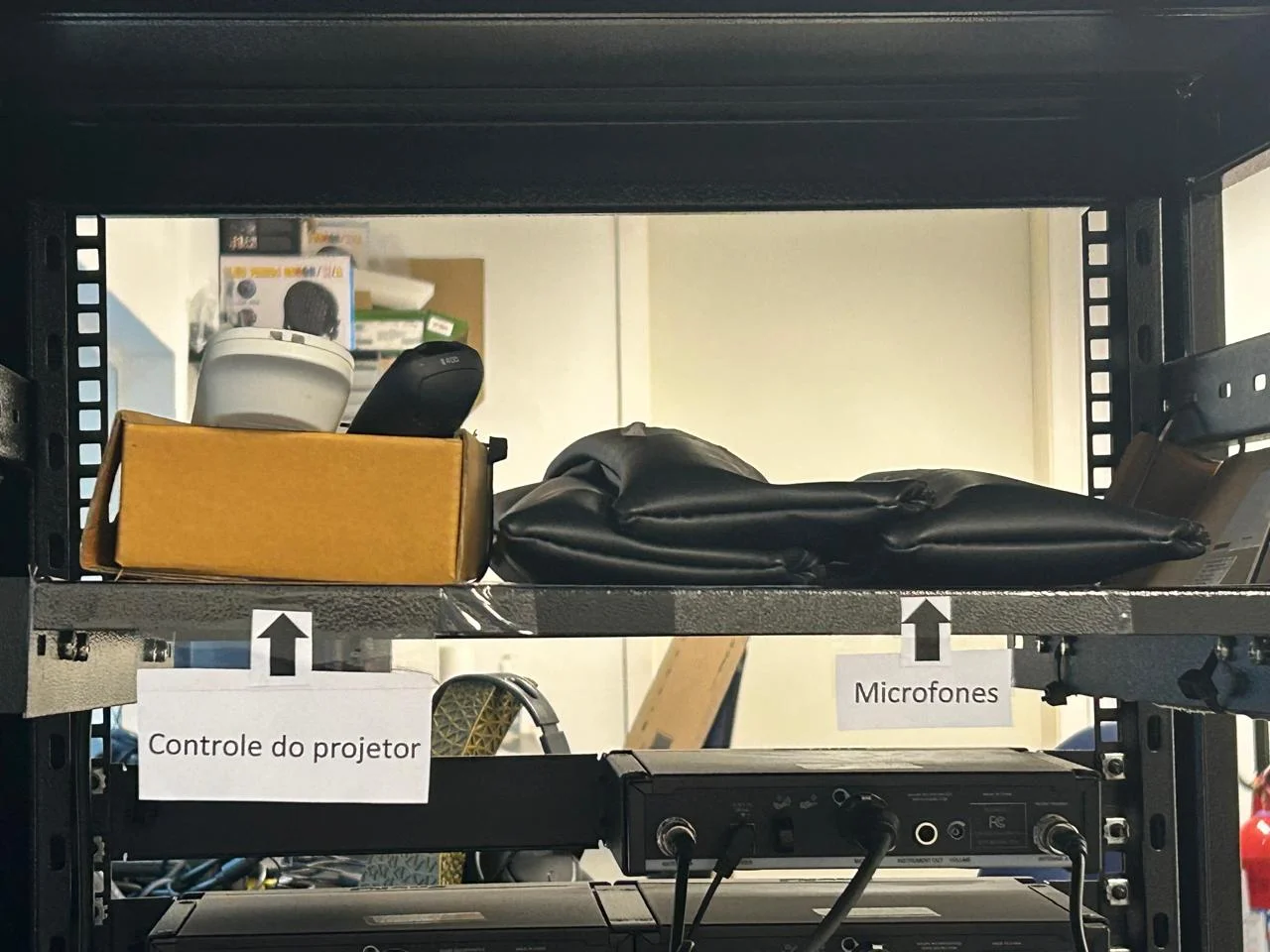 Prateleira do rack com microfones e controles