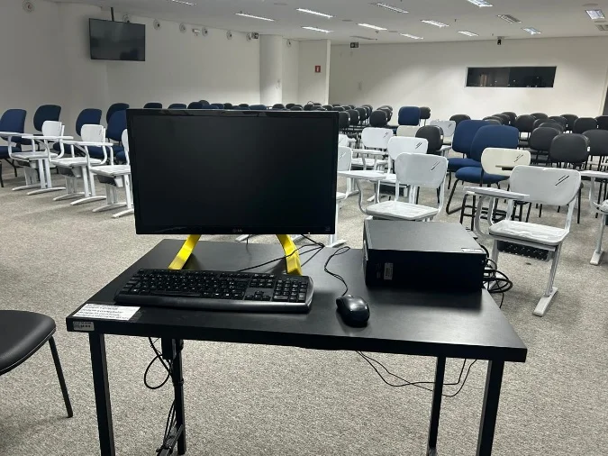 Botão de ligar no gabinete do computador