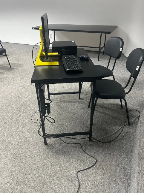 Bancada de operação do computador e monitor